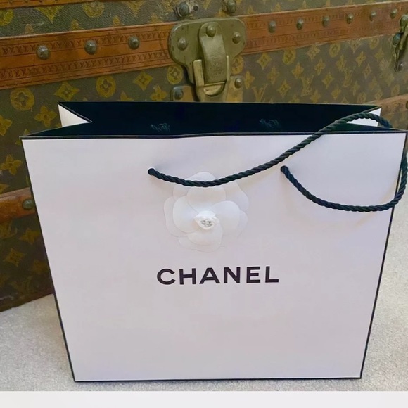 MEDIUM SIZE CHANEL PARIS PAPER CARRIER SHOPPING BAG WHITE CAMELLIA 3D FLOWER EUC - Picture 1 of 5
